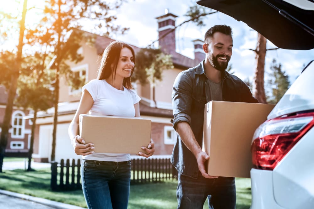 Couple transporting boxes for storage at Devon Self Storage in Spring, Texas