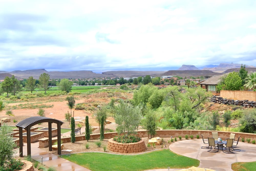 A beautiful outdoor patio area with walking paths at The Retreat at Sunriver in St. George, Utah