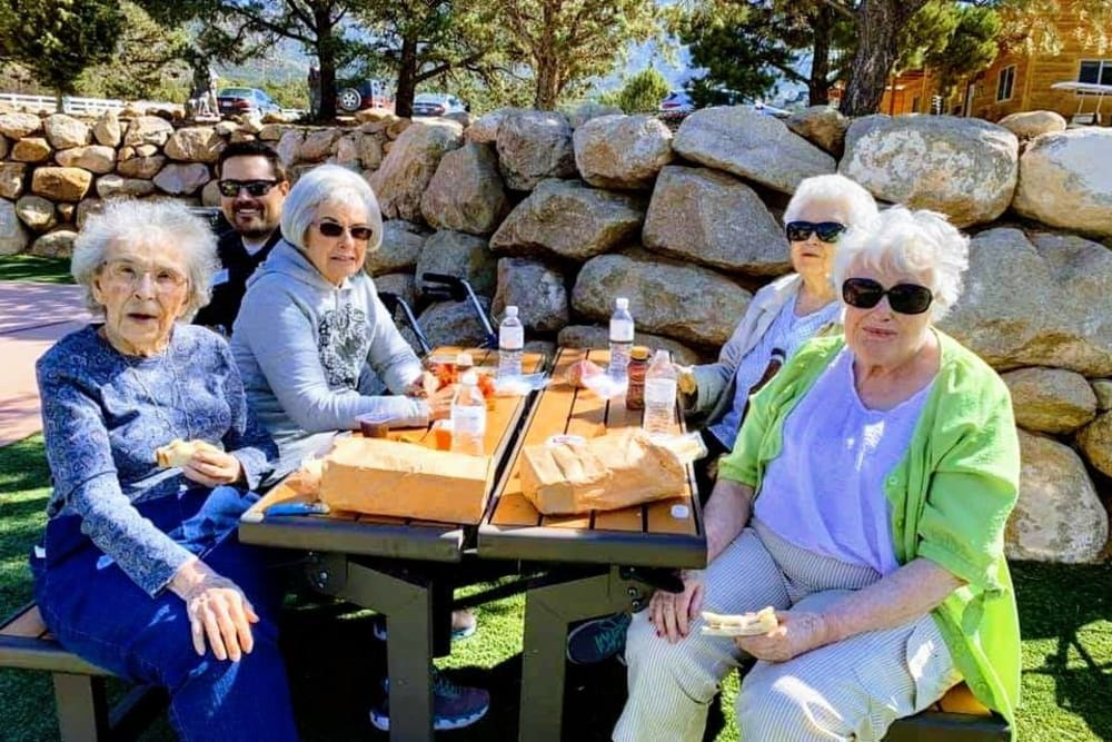 Residents enjoying a meal outside at The Retreat at Sunriver in St. George, Utah