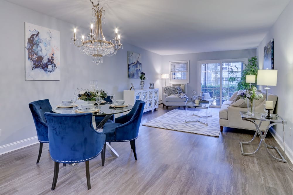 Dining area at Eagle Rock Apartments at Woodbury in Woodbury, New York