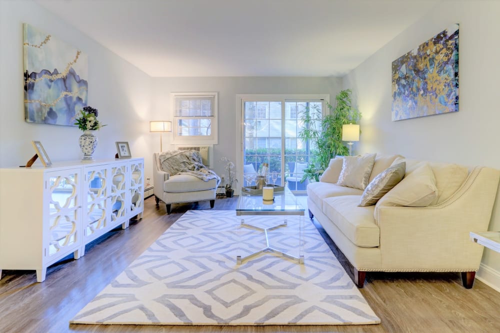 Spacious living room at Eagle Rock Apartments at Woodbury in Woodbury, New York
