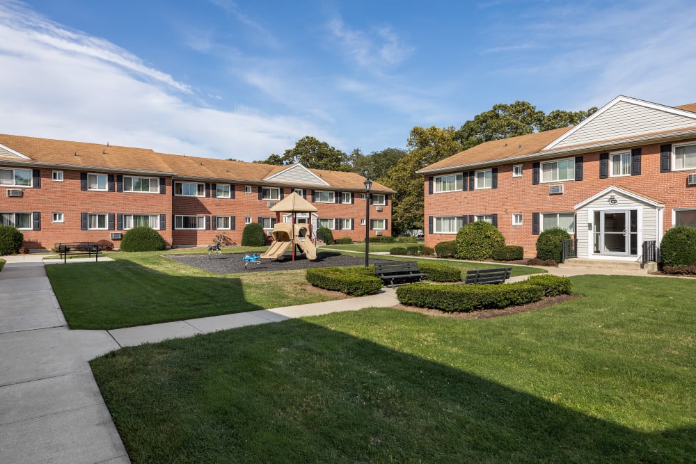 Photos of Mid Island Apartments Apartments in Bay Shore, NY