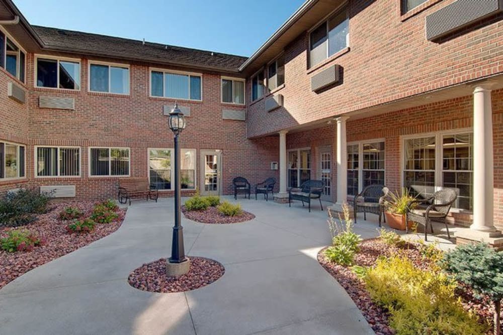 Courtyard with landscaping at Brentwood at Niles in Niles, Michigan