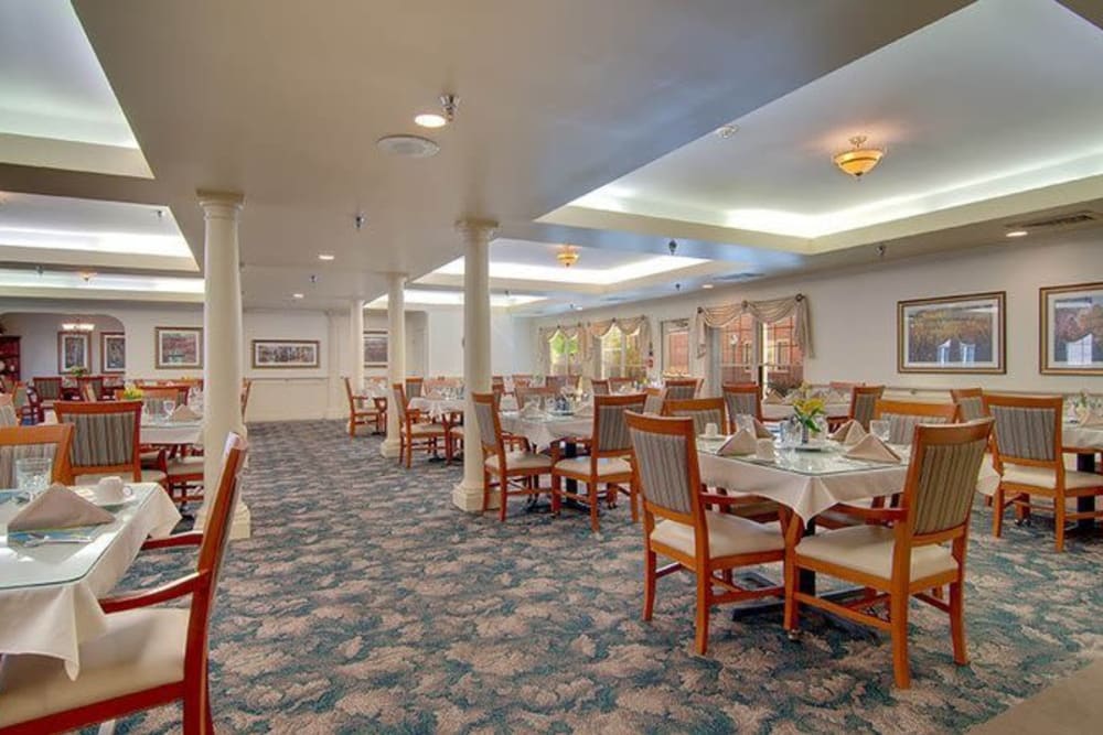 Dining room with tables and chairs at Brentwood at Niles in Niles, Michigan