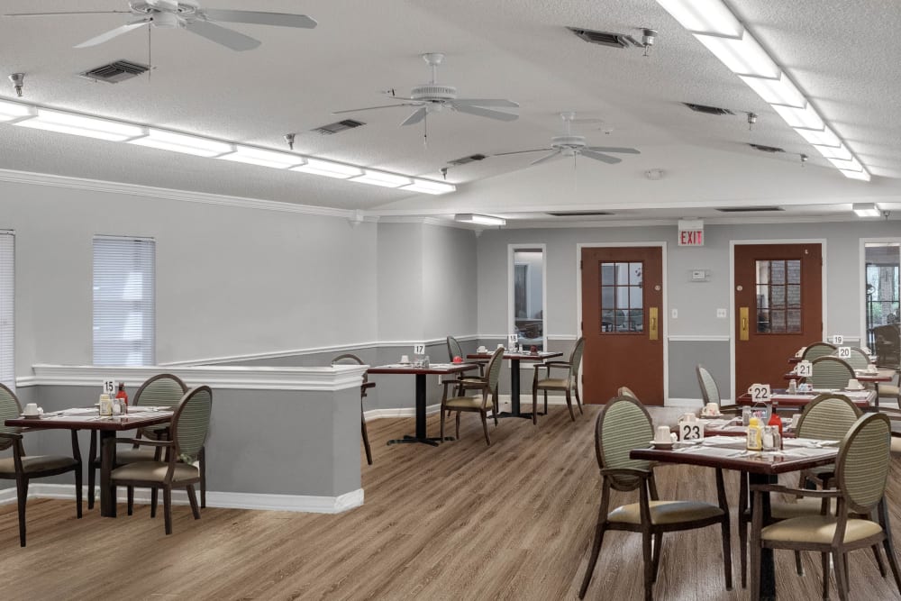 Dining area at Forest Oaks of Spring Hill