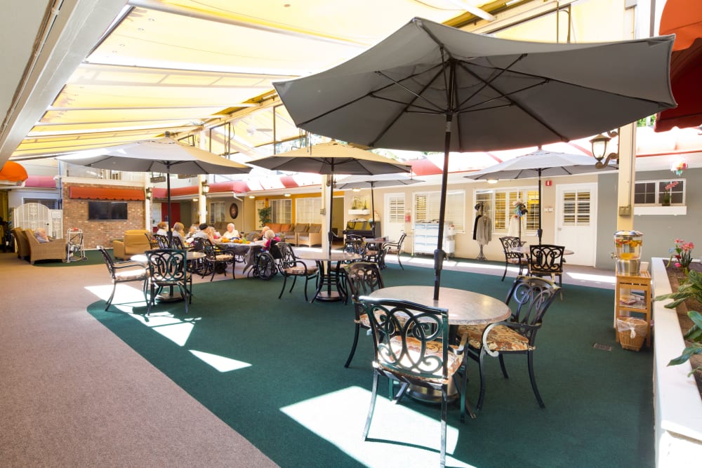 Interior Courtyard with seating at Meridian at Bella Mar