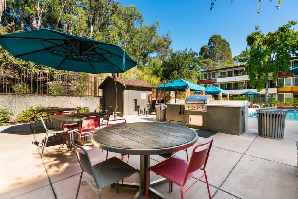 Barbecue area with plenty of seating nearby at Sofi Belmont Glen in Belmont, California