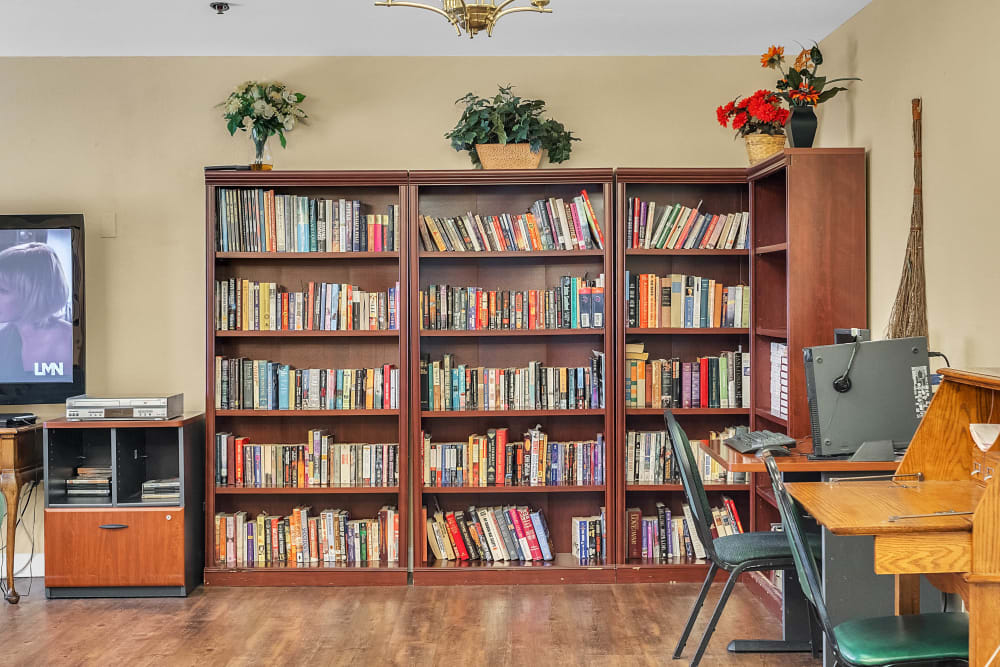 Library at Spring Oaks with chairs and bookshelves
