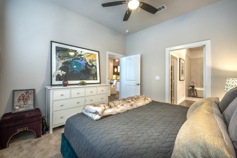 Studio, 1 & 2 Bedroom Luxury Apartments near Downtown Dallas, TX