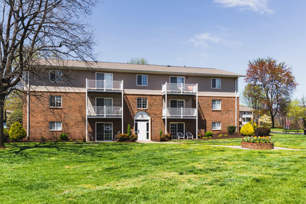 Exterior view of Salem Wood Apartments in Salem, Virginia