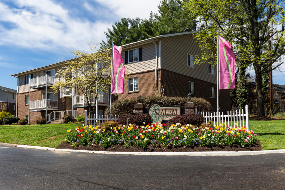 Front view of Salem Wood Apartments in Salem, Virginia