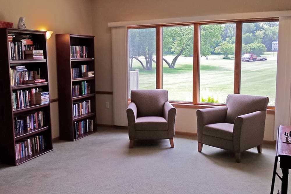 Resident sitting room with books at Arbor View in Burlington, Wisconsin.