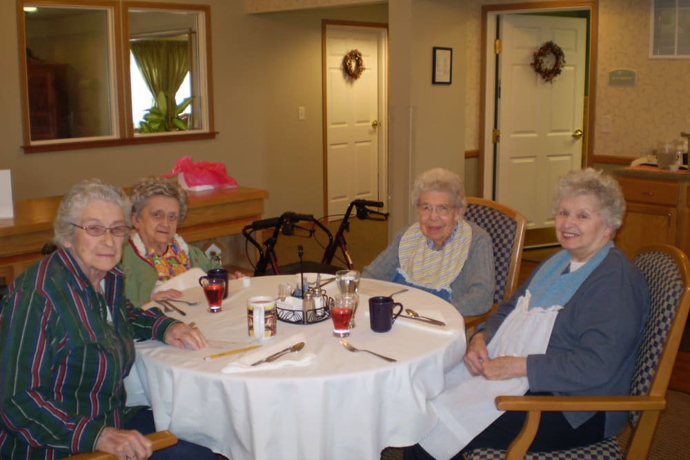 Residents enjoy restaurant style dining room at Courtyard Estates at Cedar Pointe in Pleasant Hill, Iowa.