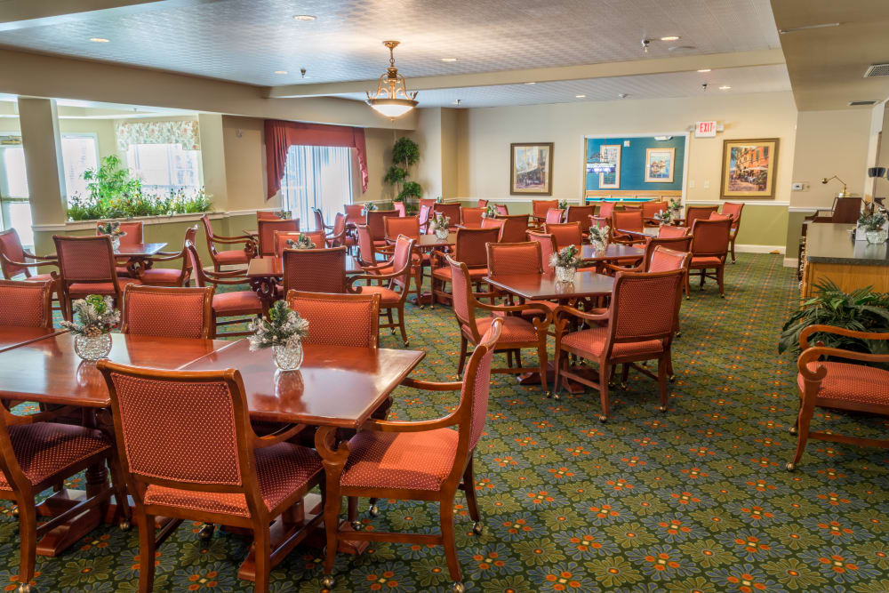 A casual resident dining room at Applewood Pointe of Maple Grove in Maple Grove, Minnesota. 