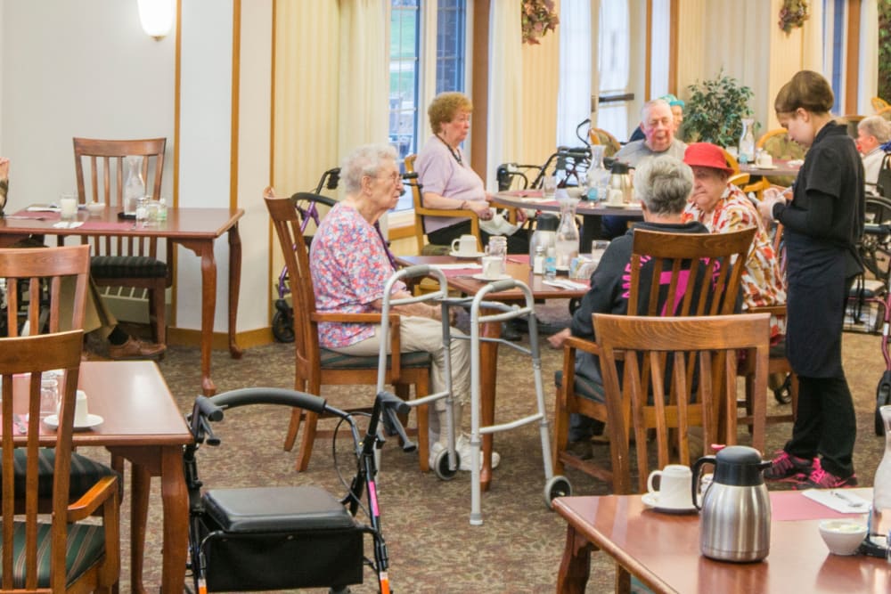 Resident dining room at Meadow Lakes Senior Living in Rochester, Minnesota