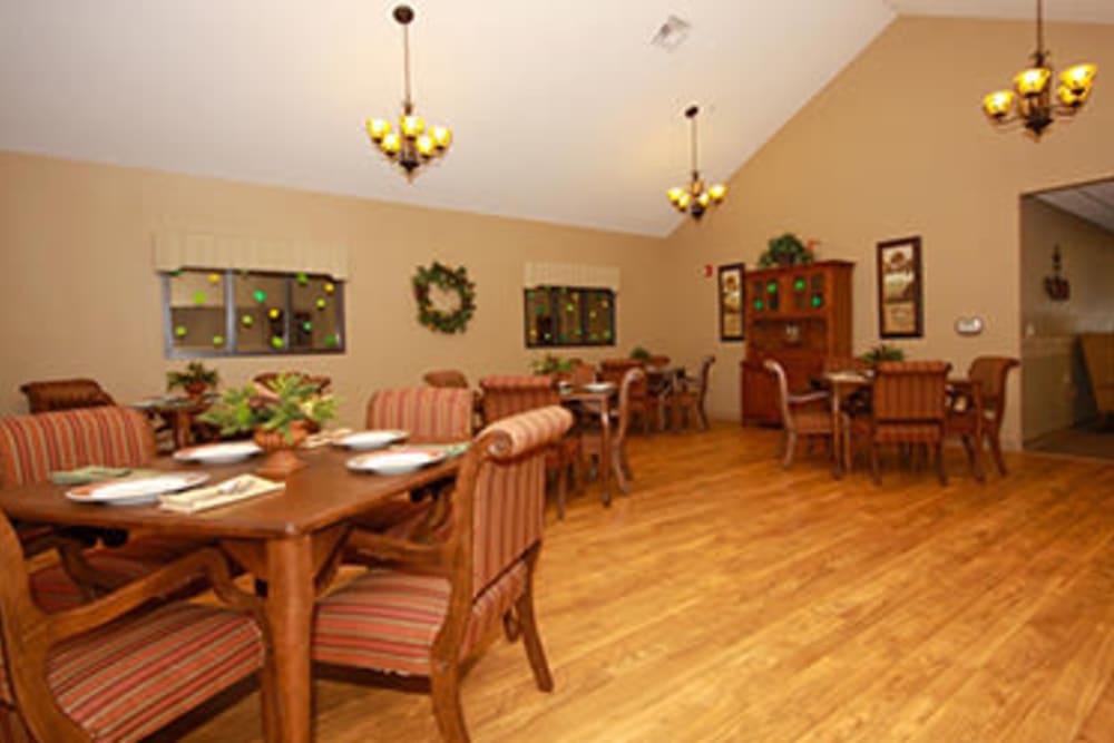 Large resident dining room at Milestone Senior Living Faribault in Faribault, Minnesota.