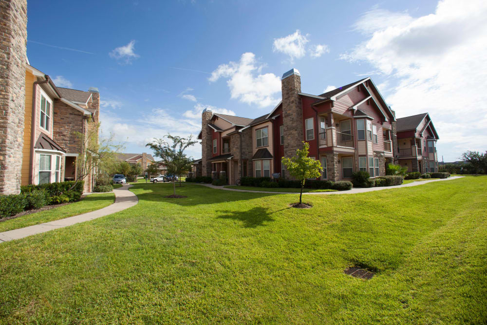 Very well-maintained landscaping outside resident buildings at Olympus Katy Ranch in Katy, Texas