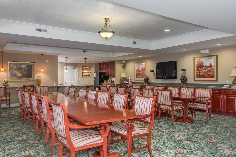 Resident dining area at Applewood Pointe of New Brighton in New Brighton, Minnesota. 