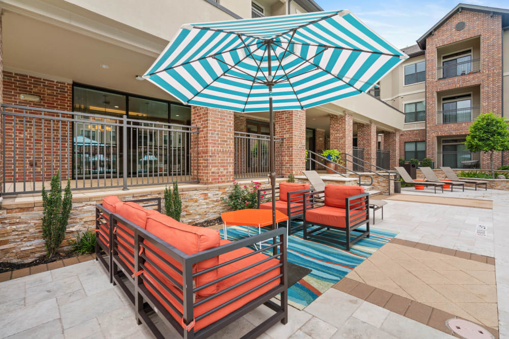 Shaded seating at one of the courtyard lounge areas at Olympus Sierra Pines in The Woodlands, Texas