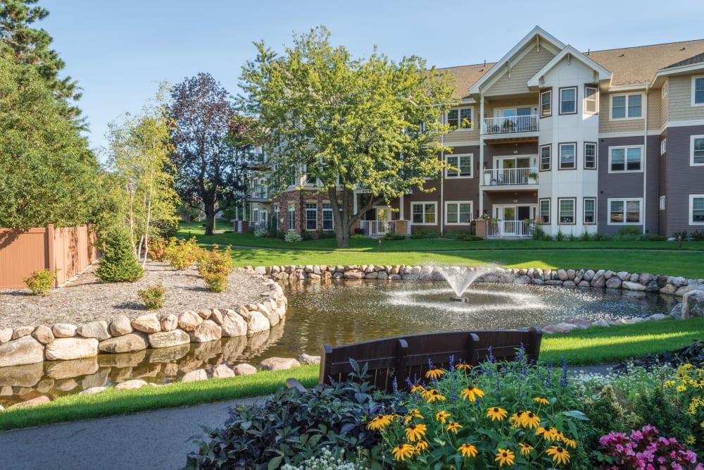 Main building and pond views at Applewood Pointe of Shoreview in Shoreview, Minnesota. 