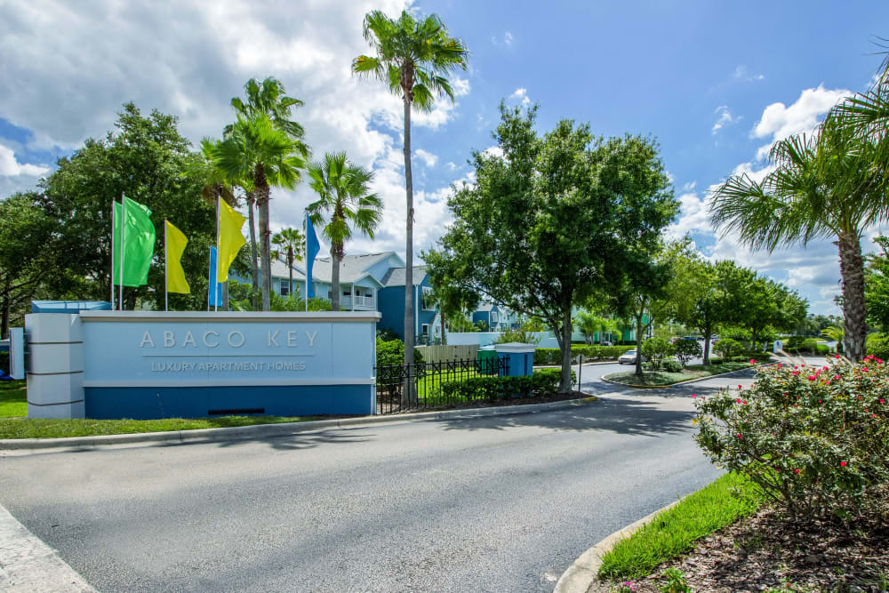 Monument sign welcoming residents and guests to Abaco Key in Orlando, Florida