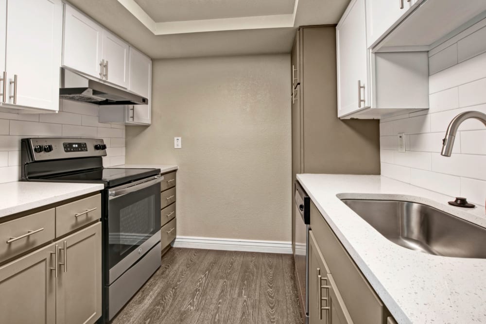 Bright Avia McCormick Ranch Apartments kitchen in Scottsdale, Arizona