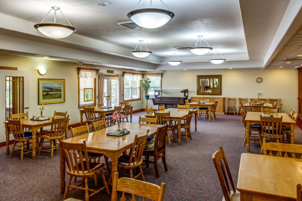 Bright community dining room at Prairie Hills Tipton in Tipton, Iowa.