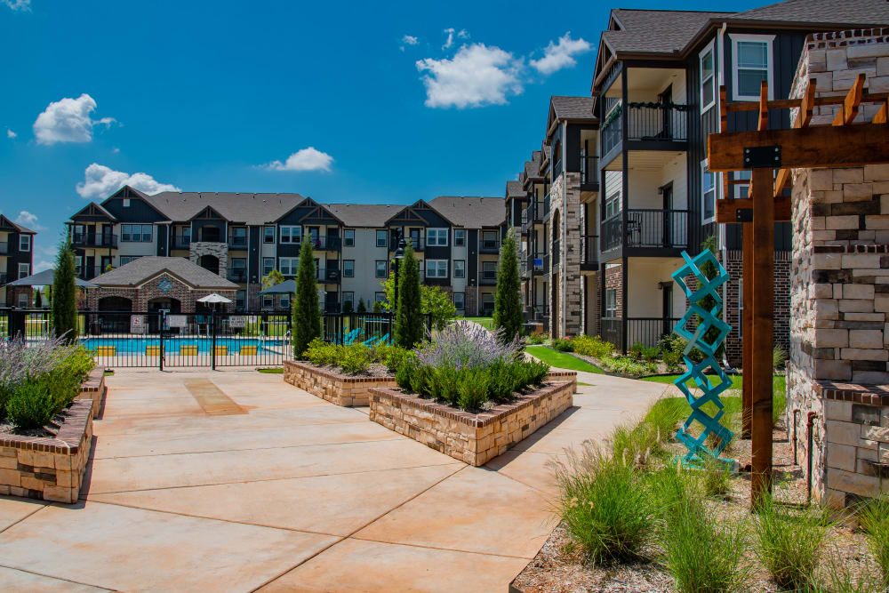 Lush courtyard at Bend at New Road Apartments in Waco, Texas