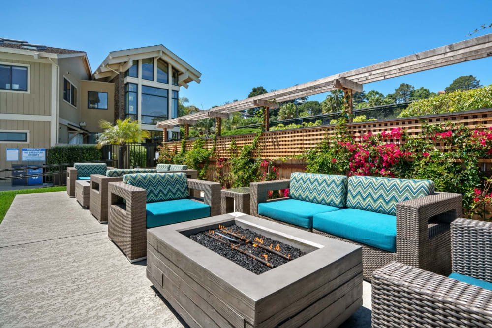 Outdoor Lounge w/ Firepit