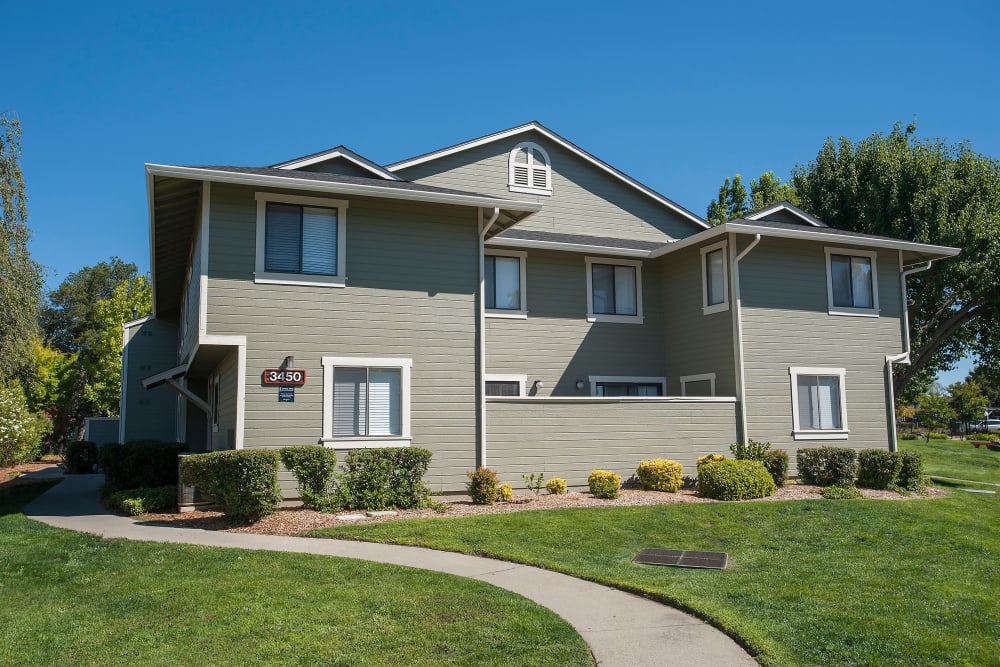 Contemporary exterior of a building at Ridgecrest Apartment Homes in Martinez, California