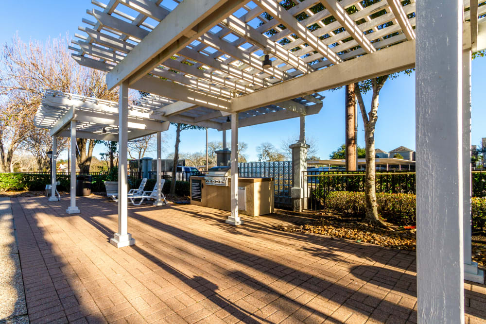 Expansive pergola over the barbecue and picnic area at Clear Lake Place in Houston, Texas