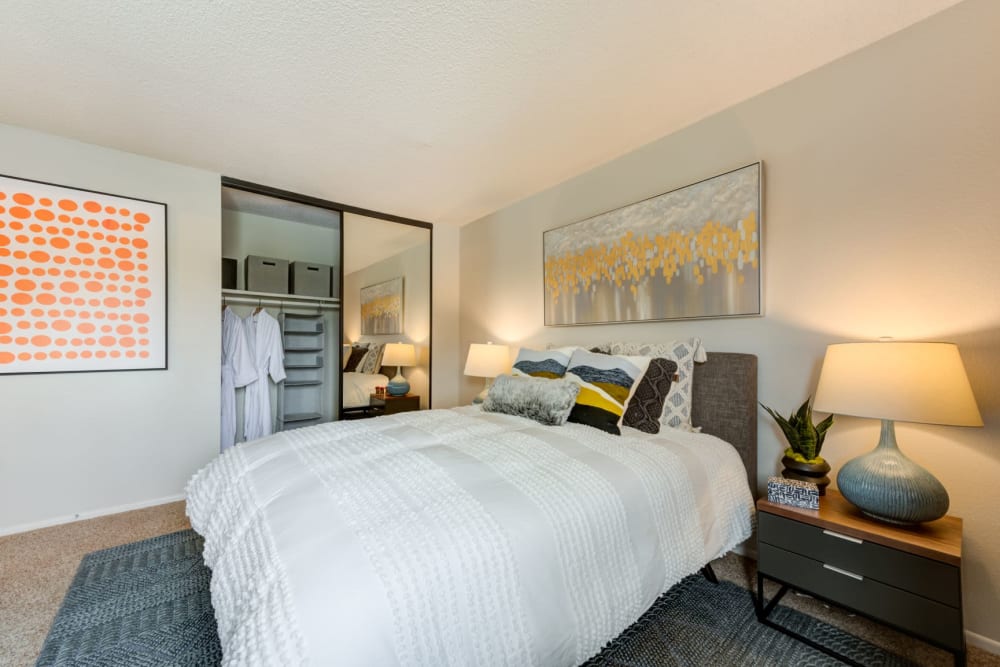 Bed rooms with high ceilings at Sofi Ventura