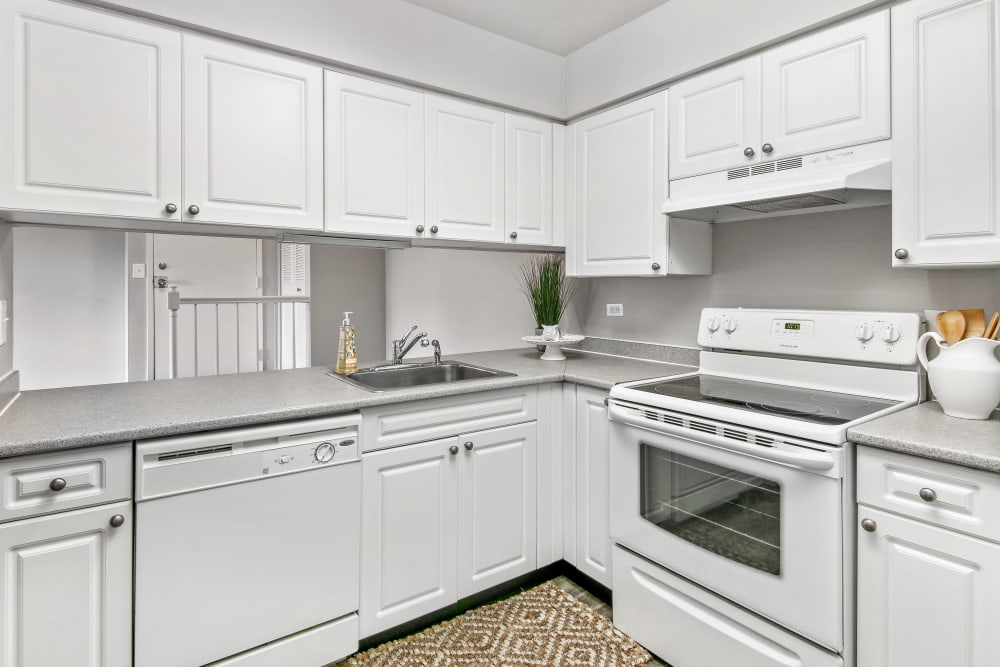 Lakeside Apartments in Wheaton, Illinois offers a kitchen