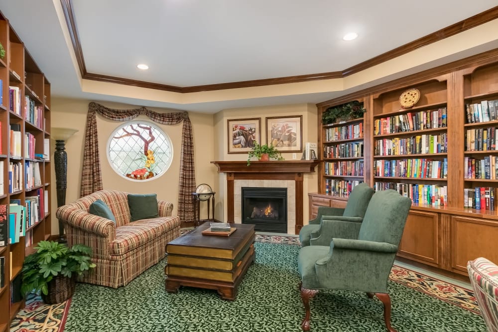 A Resident library at Applewood Pointe of Woodbury in Woodbury, Minnesota. 