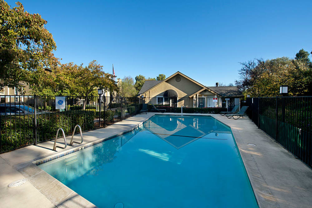 Large swimming pool with a sundeck at Sterling Heights Apartment Homes in Benicia, California