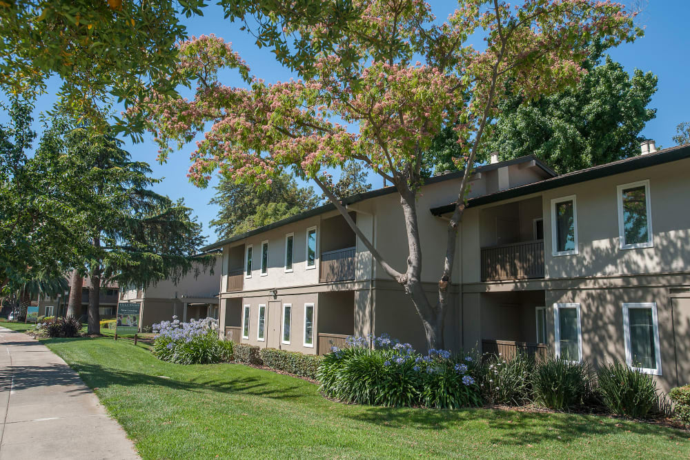 The clean exterior of Villa Palms Apartment Homes in Livermore, California