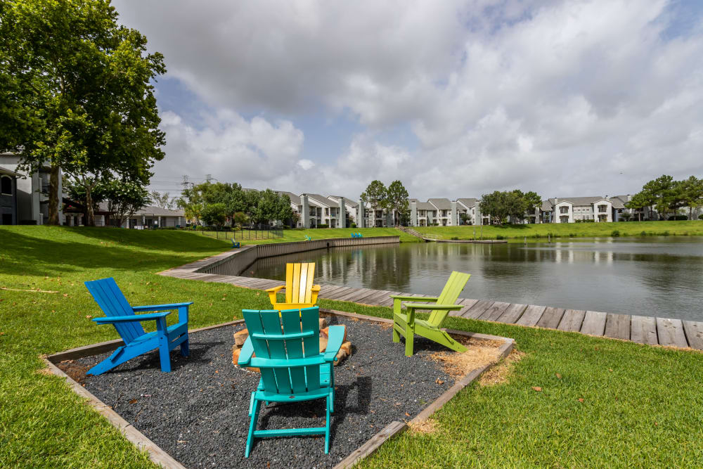 Water side fire pit at Signature Point Apartments in League City, Texas