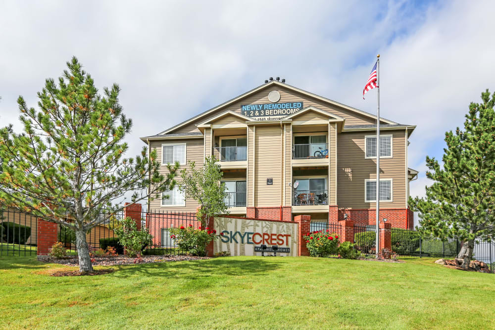 The front sign and exterior of Skyecrest Apartments in Lakewood, Colorado