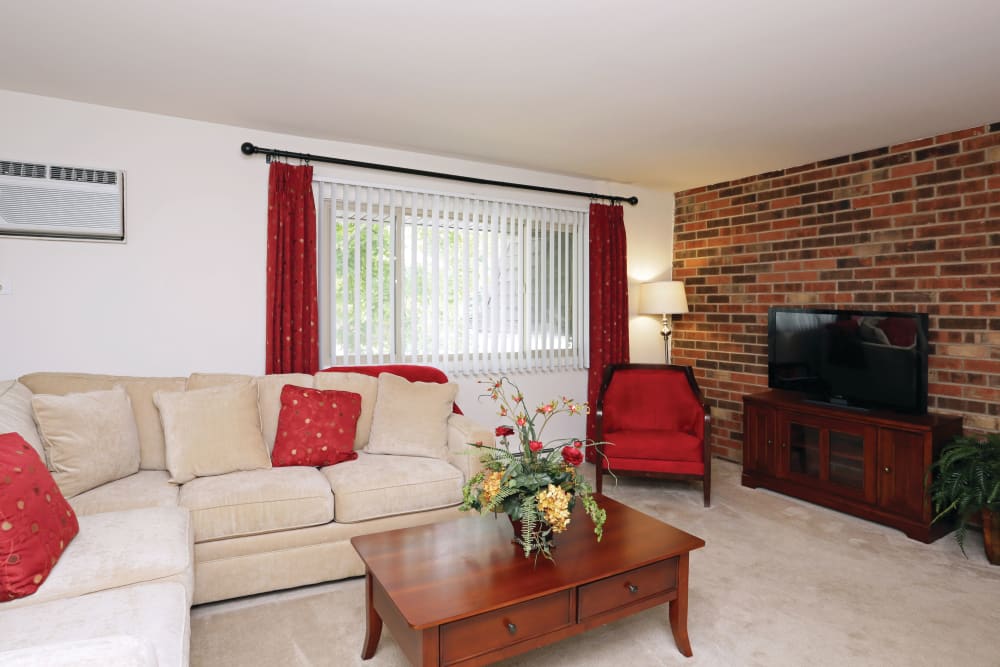 Photos of Blackhawk Apartments Apartments in Elgin, IL