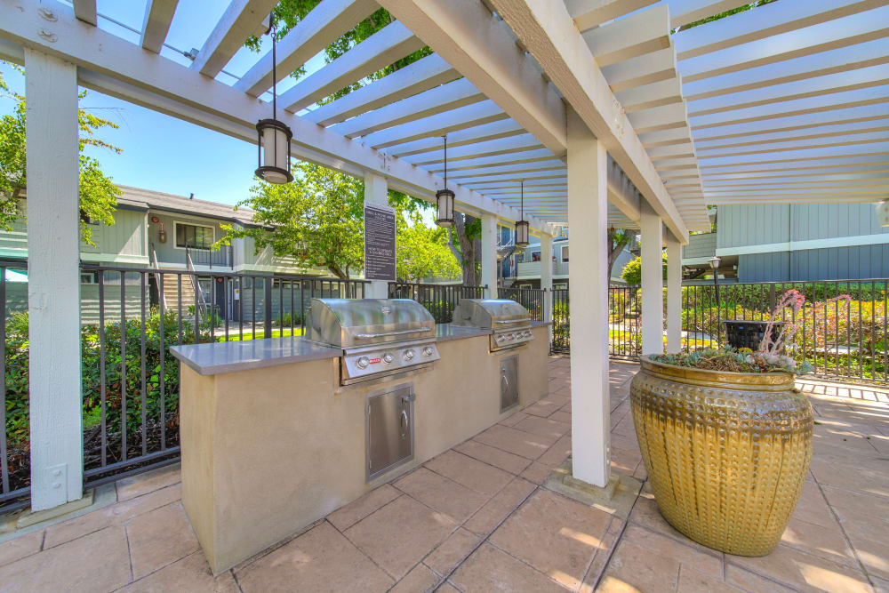 The grilling station at Parkside Commons Apartments in San Leandro, California
