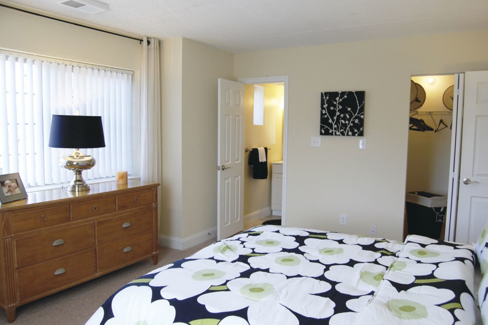 Beautiful Apartments with a Bedroom at The Heights At Marlborough