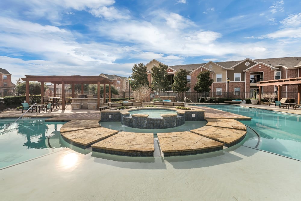 Photos of Vista 121 Apartment Homes Apartments in Lewisville, TX