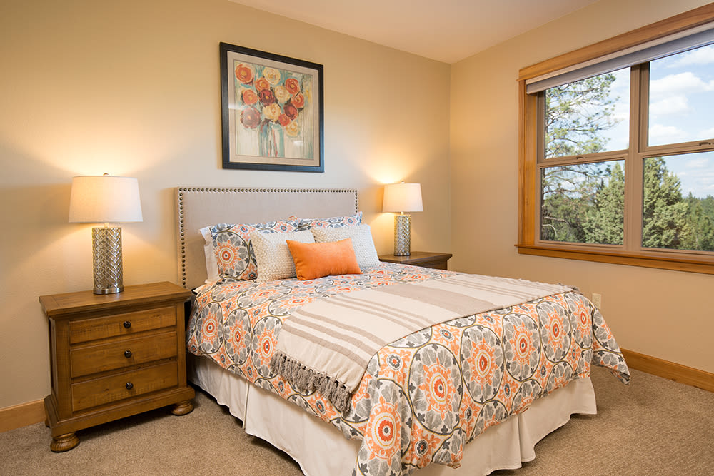 Apartment exterior at Touchmark at Mount Bachelor Village in Bend, Oregon