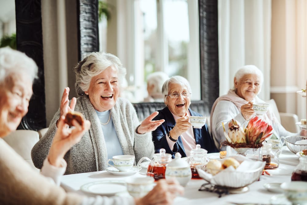 Group of residents dining at Emery Place in Robins, Iowa