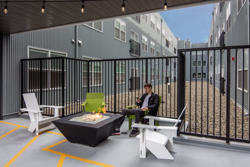 Outdoor study space at evolve on Main in Pullman, Washington