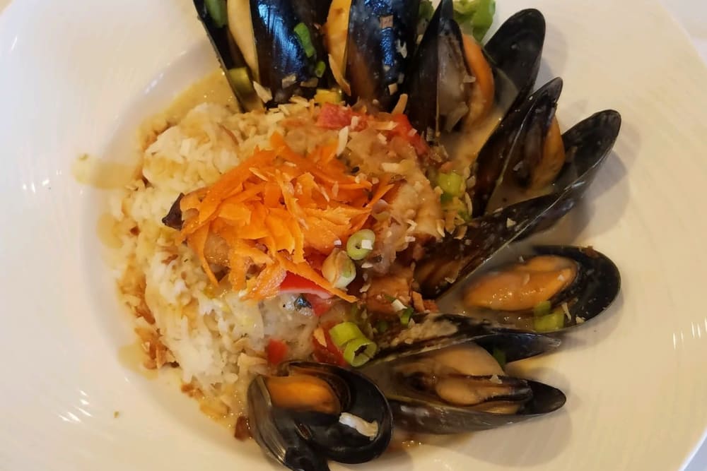 Steamed mussels with rice and vegetables