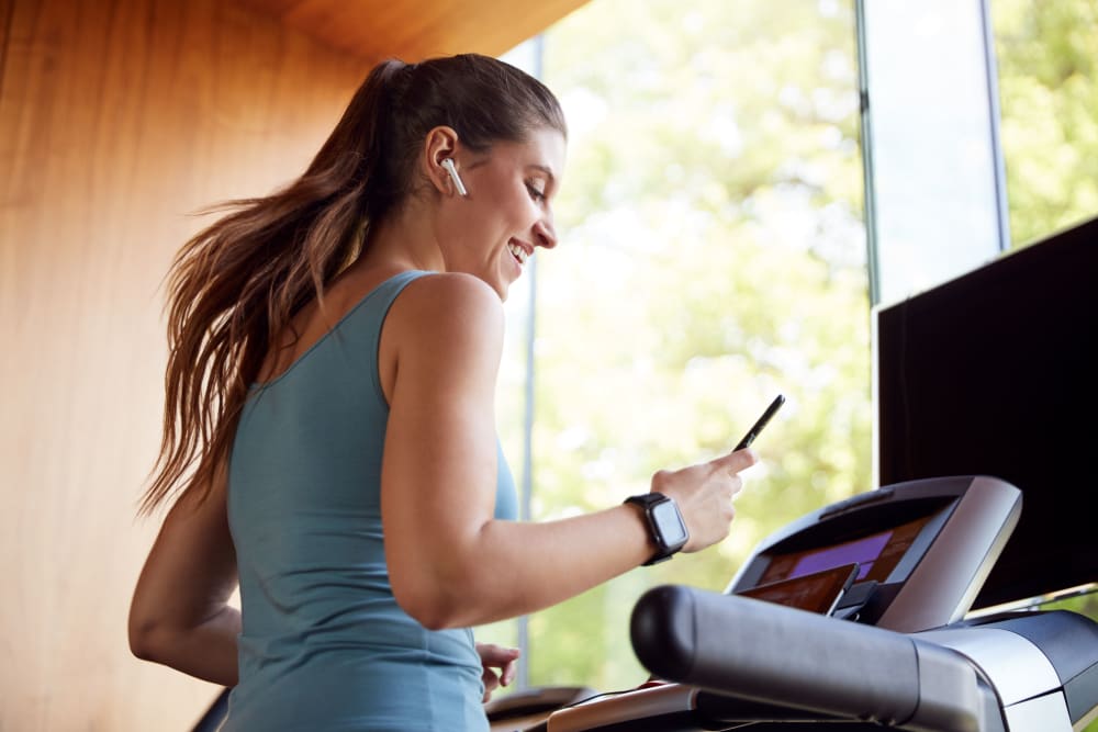 resident running on a treadmill at evolve on Main in Pullman, Washington