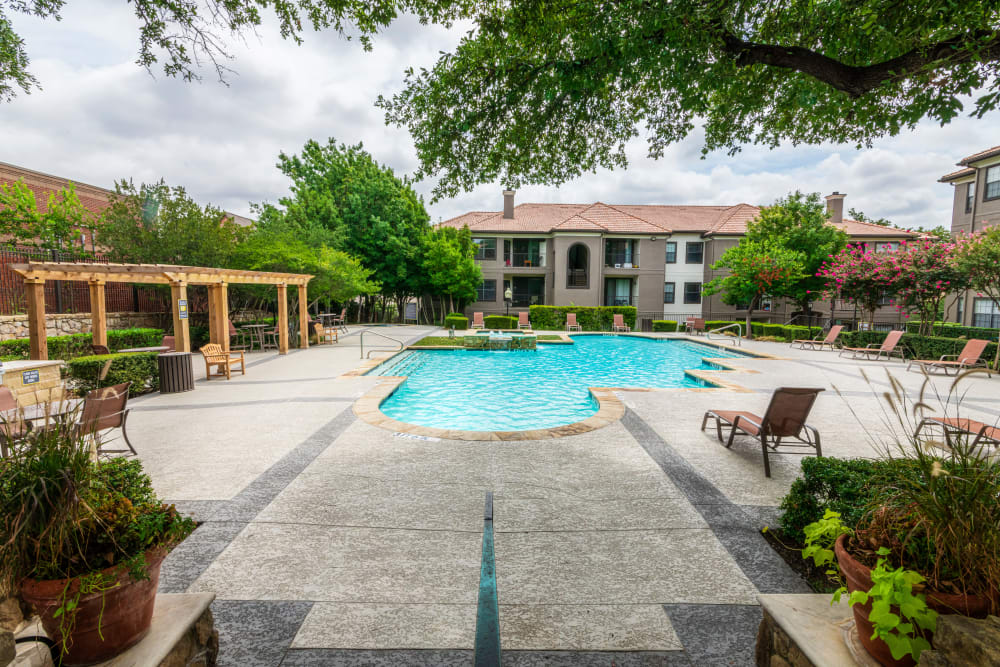 Luxury outdoor pool and spa at The Lyndon in Irving, Texas