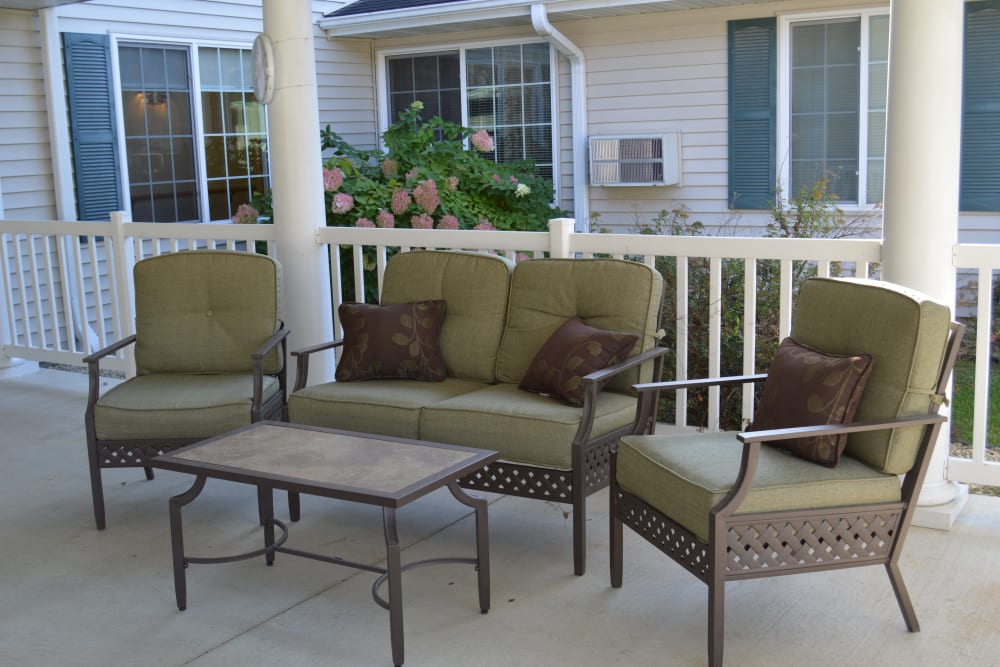 Outdoor patio with chairs and a coffee table at Arlington Place Oelwein in Oelwein, Iowa