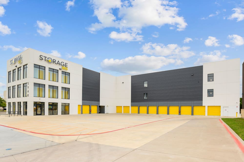 Complex exterior with view of outdoor units at Storage 365 in Plano, Texas